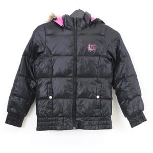 May include: Black puffer jacket with a hood and a pink interior lining. The jacket has a zipper closure, two pockets, and the brand name "Lee" in pink script on the chest. The jacket has ribbed cuffs and a ribbed bottom hem.