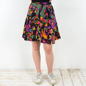 Vintage women s m silk summer skirt, knee length silky retro paisley floral pattern light funky 80s italian made in italy, date spring 2a