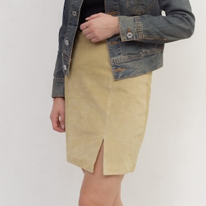 Vintage monari women m mini suede leather a - line skirt, boho retro light yellow slit dress 70s, date cute sexy short beige 2v