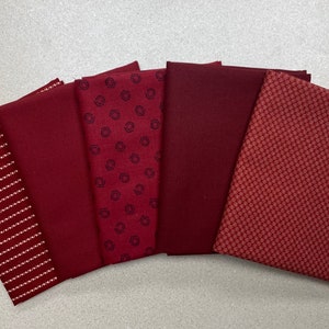 HOT ITEM! Burgundy fat quarter bundle (5)