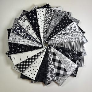 POPULAR! Black and White fat quarter bundle (20)