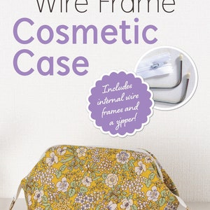 Può includere: Un astuccio per cosmetici floreale giallo con una cerniera bianca. L'astuccio ha una struttura in filo metallico e include una cerniera. "Include telai interni in filo metallico e una cerniera!" è scritto su un cerchio viola.