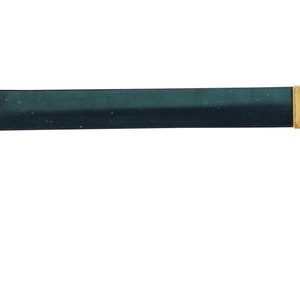 Könnte beinhalten: Ein dunkelgrünes Lederband mit goldenen Metallschließen und einem kleinen goldenen Metallstift. Das Band ist etwa 25 cm lang.