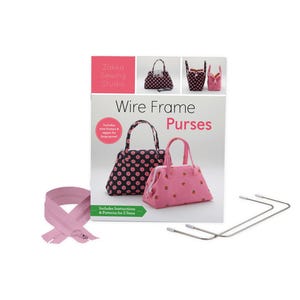 Può includere: Un libro intitolato "Wire Frame Purses" di Zakka Sewing Studio, con immagini di borse fatte a mano. Il libro include istruzioni e modelli per due misure. Sono presenti anche una cerniera rosa e telai per borse in filo metallico.