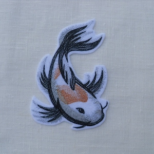 Puede incluir: Parche bordado termoadhesivo de un pez koi blanco con marcas naranja y grises, nadando hacia la derecha.