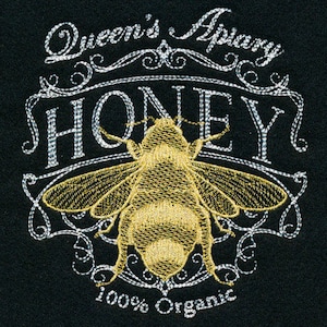 Op de afbeelding: Een zwart-witte illustratie van een bij met de tekst "Queen's Apiary Honey 100% Organic" in een decoratief lettertype.