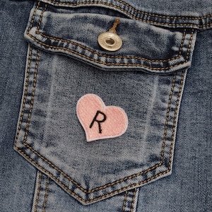 Coração de amor inicial personalizado bordado em ferro no remendo