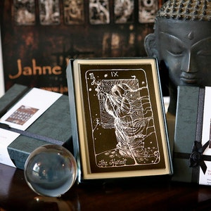 TAROT REVELACIÓN (Blanco y Negro) Baraja de Tarot, hecha especialmente para el lector intuitivo.
