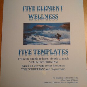 Könnte beinhalten: Ein weißes Blatt Papier mit blauem Text, der "Five Element Wellness" und "Five Templates" lautet. Der Text spiegelt sich im Bild darunter wider. Das Bild zeigt eine Person, die auf einer Welle surft. Der Text unter dem Bild lautet "From the simple to learn, simple to teach 5 Element Program based on the yoga series known as "THE 5 TIBETANS" and "Ayurveda". Re-imagined and illustrated by Jahne Hope-Williams Director: The Australasian Yoga Institute"