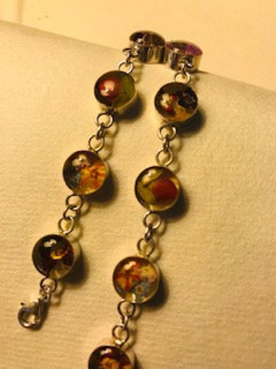 FLOWERS IN RESIN - This is a vintage bracelet, ste
