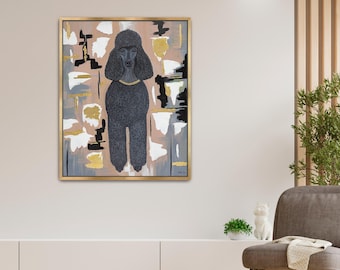 Pode incluir: Uma pintura abstrata de um poodle preto usando uma corrente de ouro, em um fundo de pinceladas rosa, cinza, dourado e preto. A obra de arte é emoldurada em uma moldura dourada.