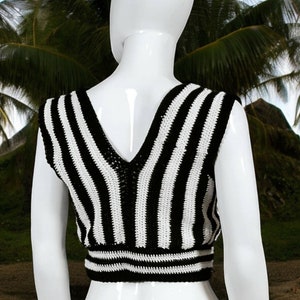 Op de afbeelding: Zwart-wit gestreept gecrochete crop top met een v-hals.