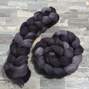 19,5 Micron handgefärbter Merino Kammzug - 113 g Borte.