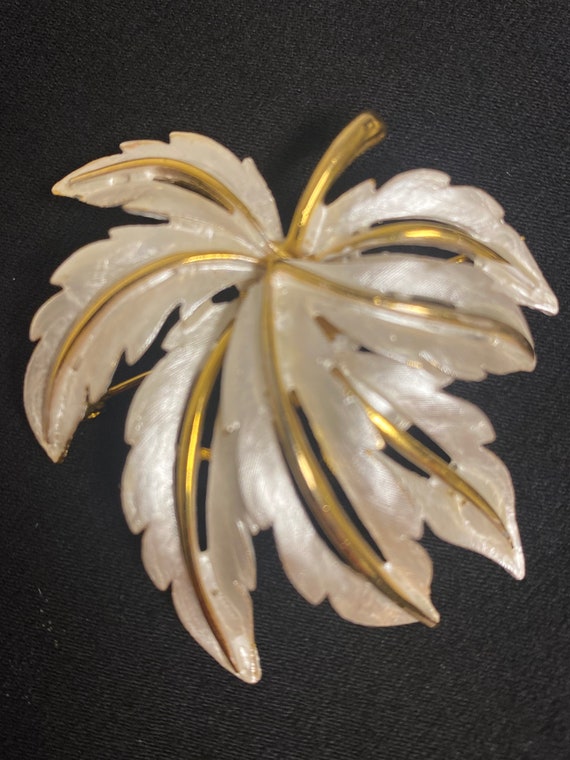 Vtg Brooch Pin Signed JJ Jonette Leaf Design Gold… - image 1