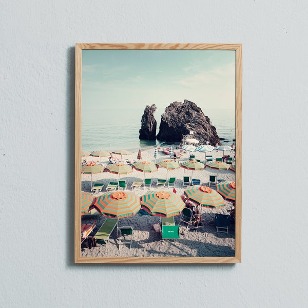 Impression d'art photographique des parasols sur la plage des Cinque Terre, en Italie. Imprimé sur du papier mat de qualité artistique.