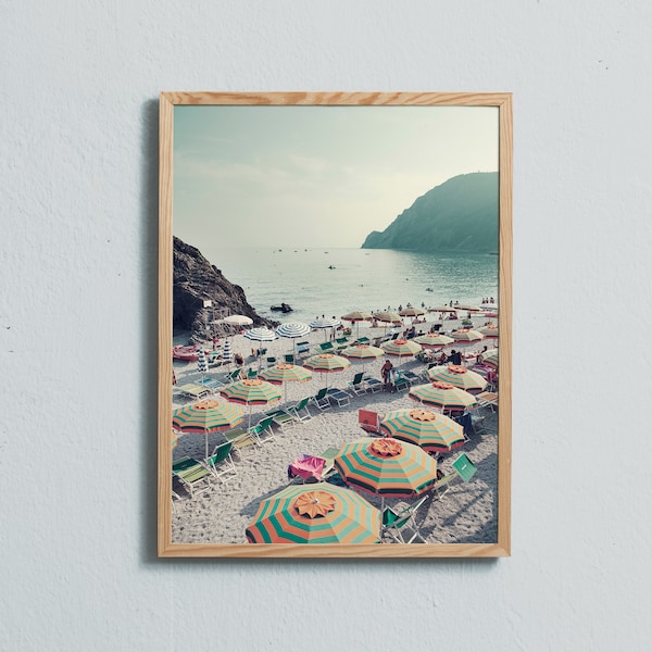 Tirage d'art photographique des parasols sur la plage des Cinque Terre, en Italie. Imprimé sur papier mat de qualité beaux-arts.