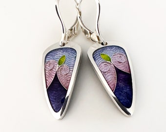 VIVID PURPLE Blue Dew Drop Emaille Ohrringe –Cloisonné & Champlevé Emaille auf Feinsilber mit Sterling Ohrhaken von Sandra McEwen