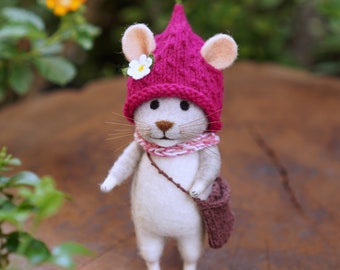 Needle felted little gardener mouse/gnome/handmade/poseable/decoration/gift/soft sculpture