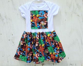 Vestido enterizo de bebé o camiseta para niña pequeña con estampado de superhéroes de cómics, tela con licencia.