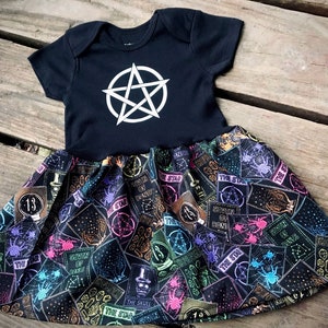 Pentagram Tarotkaarten Onsie-babyjurkje of peutershirt-jurk doodskist gothic wicca goth