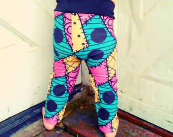 Puede incluir: Un par de leggings coloridos con un diseño de patchwork que presenta lunares negros y costuras cosidas. Las leggings están hechas de una tela suave y elástica, perfectas para el uso diario.