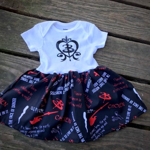 ヴァンパイア・スレイヤーのベビードレスまたは幼児用Tシャツドレス、バフィーのボディスーツ
