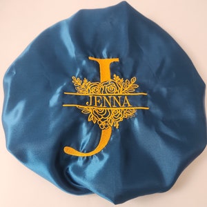 Gorro para el pelo con monograma elegante/gorro de satén para adultos/personalizado/gorro bordado/regalo floral/regalo de seda para ella/gorro de satén reversible