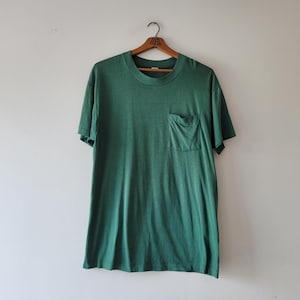 camiseta vintage verde esmeralda con bolsillo