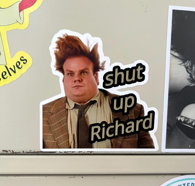 Puede incluir: Una pegatina de vinilo troquelada con el retrato de una persona con el pelo casta&ntilde;o alborotado, que lleva una americana de cuadros beige, una camisa clara y una corbata oscura. El texto "shut up Richard" est&aacute; impreso en negro con borde blanco.