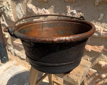 鉄製の取っ手が付いたヴィンテージ銅鍋、素朴な地中海風装飾、素朴な農家風容器、古びた銅の大釜