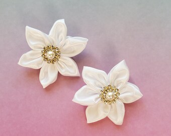 Full White June Birthstone Pearl flower satin fabric pin badge brooch