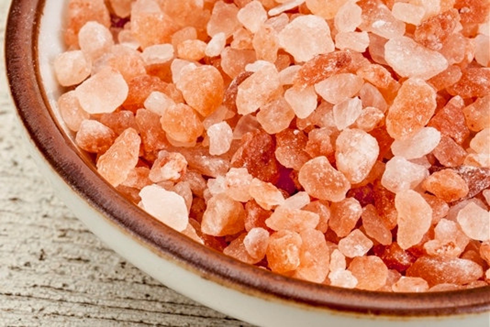 Соль оранжевого цвета. Кристаллы из алюмокалиевых квасцов. Ооорандживый наркотик. Оранжевая соль для ванны. Соль оранжевого цвета.