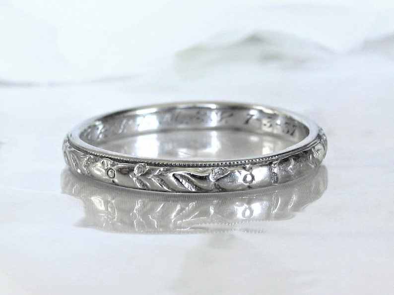 Alianza Art Déco de J.R. Wood & Sons con diseño floral, anillo de eternidad en oro blanco de 18 quilates, anillo de bodas antiguo unisex de 1937, anillo apilable de oro. imagen 1