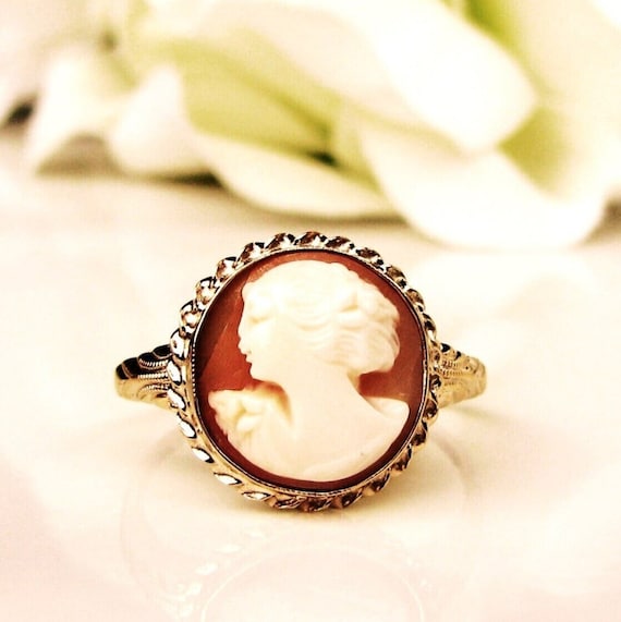 Left facing cameo ring deals