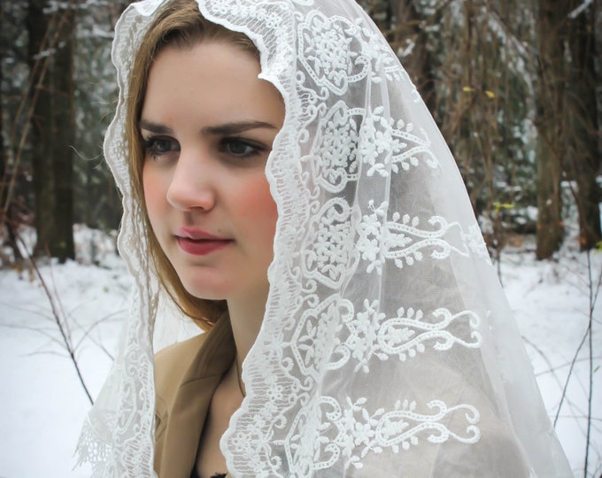 Evintage Veils~Lovely White Embroidered Lace Vintage Inspired Mantilla Chapel Veil Classic D Shape