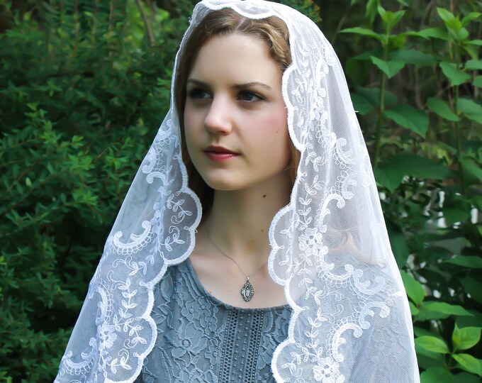 Evintage Veils~ Embroidered  Scalloped Edge White Lace Floral Lace Mantilla Chapel Veil Classic D Shape