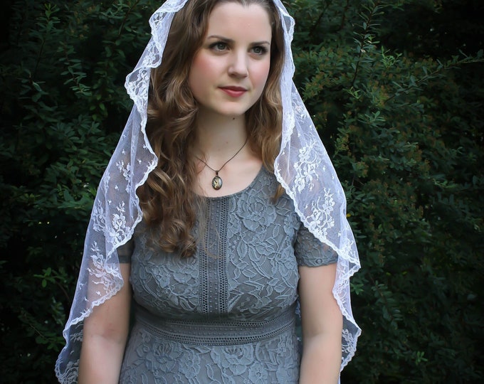 Evintage Veils~  Traditional Long  White Oval Chantilly Lace Vintage Inspired Lace Chapel Veil Mantilla Classic Wrap-Style Veil