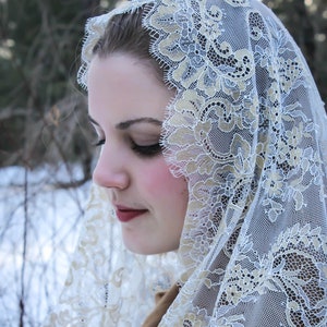 Evintage Veils~READY TO SHIP  Regina Caeli Antique Gold-on-White Spanish Style Lace Vintage Inspired D Shape  Mantilla Chapel Veil