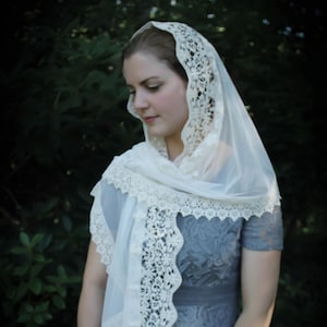 Velos vintage ~ Mantilla de velo francés de capilla tradicional de encaje suave en color marfil