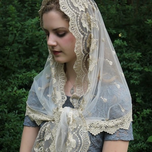 Evintage Veils ~ Unsere Dame von Guadalupe Schöner bestickter traditioneller Vintage-inspirierter Mantilla-Kapellenschleier im Wrap-Stil, Farbe wählen