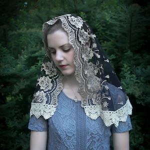 Evintage sluiers ~ DRIE KLEUREN Onze-Lieve-Vrouw van Guadalupe Bloemen goud geborduurde (korte) D-vormige sluier ~ Zacht en licht!