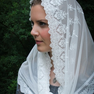 Evintage: &quot;Our Lady of the Doves&quot;  Lace Wrap-Style  Mantilla Chapel Veil White or Black Embroidered