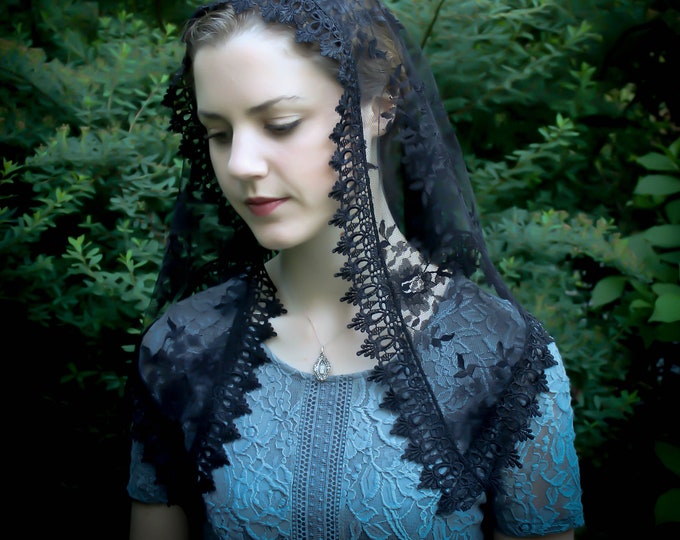 Evintage Veils~ READY TO SHIP Traditional Black Chantilly Lace Vintage Inspired Lace  Triangle  Mantilla Chapel Veil (Soft)