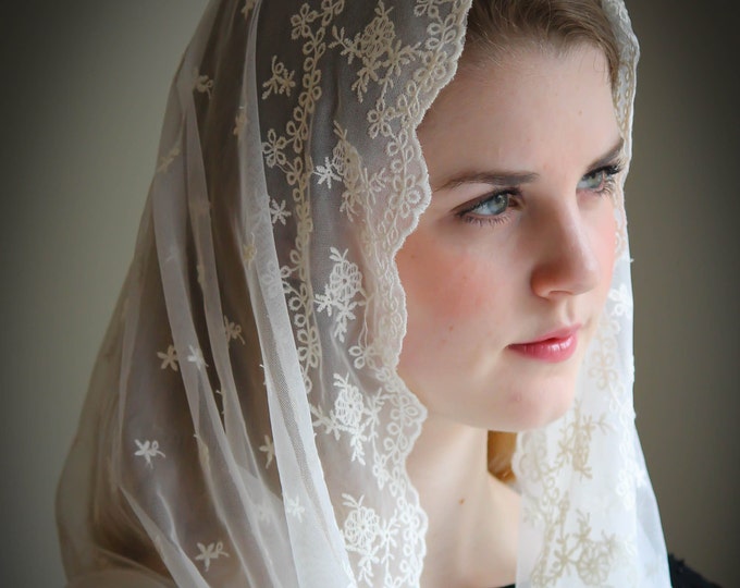 Evintage Veils~  NOT QUITE PERFECT Stella Maris Cream White  Lace Chapel Veil Mantilla Infinity Latin Mass