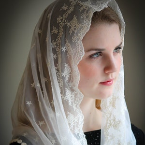 Evintage Slöjor ~ INTE HELT PERFEKT Stella Maris Krämvit Spets Kapellslöja Mantilla Infinity Latinsk Mässa