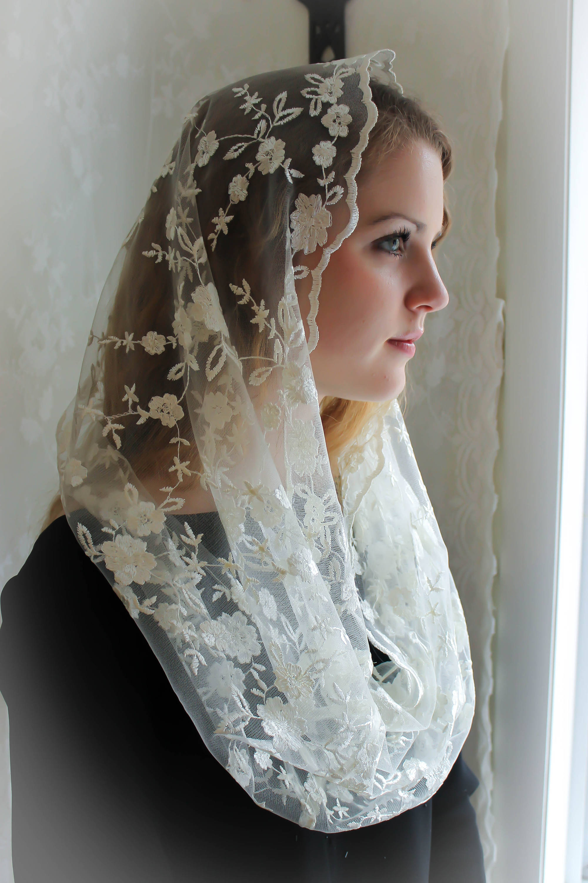 Evintage Veils Soft Ivory Embroidered Lace Chapel Veil Mantilla