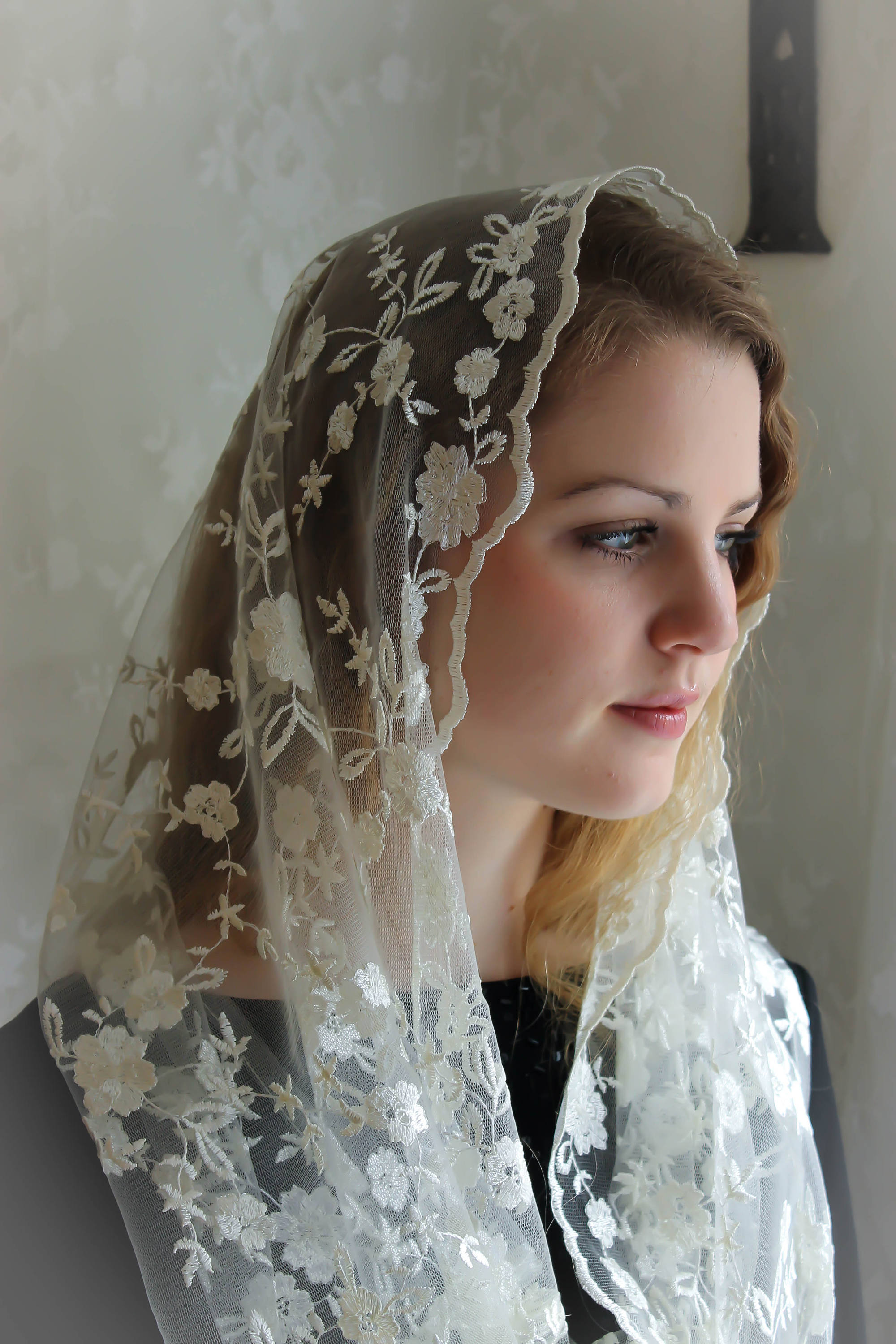 Evintage Veils Soft Ivory Embroidered Lace Chapel Veil Mantilla