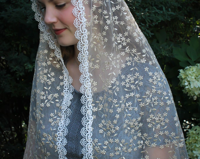 Evintage Veils~ Regina Caeli Champagne Gold Embroidered Lace Chapel Veil Mantilla Rectangular Wrap Style Veil Latin Mass