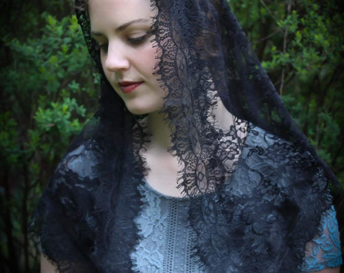 Evintage Veils~ READY TO SHIP Traditional Black Spanish Lace Vintage Inspired Lace  Triangle  Mantilla Chapel Veil (Soft)