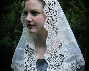 Velos vintage ~ Velo de capilla francés tradicional de encaje suave, mantilla color marfil: forma de D